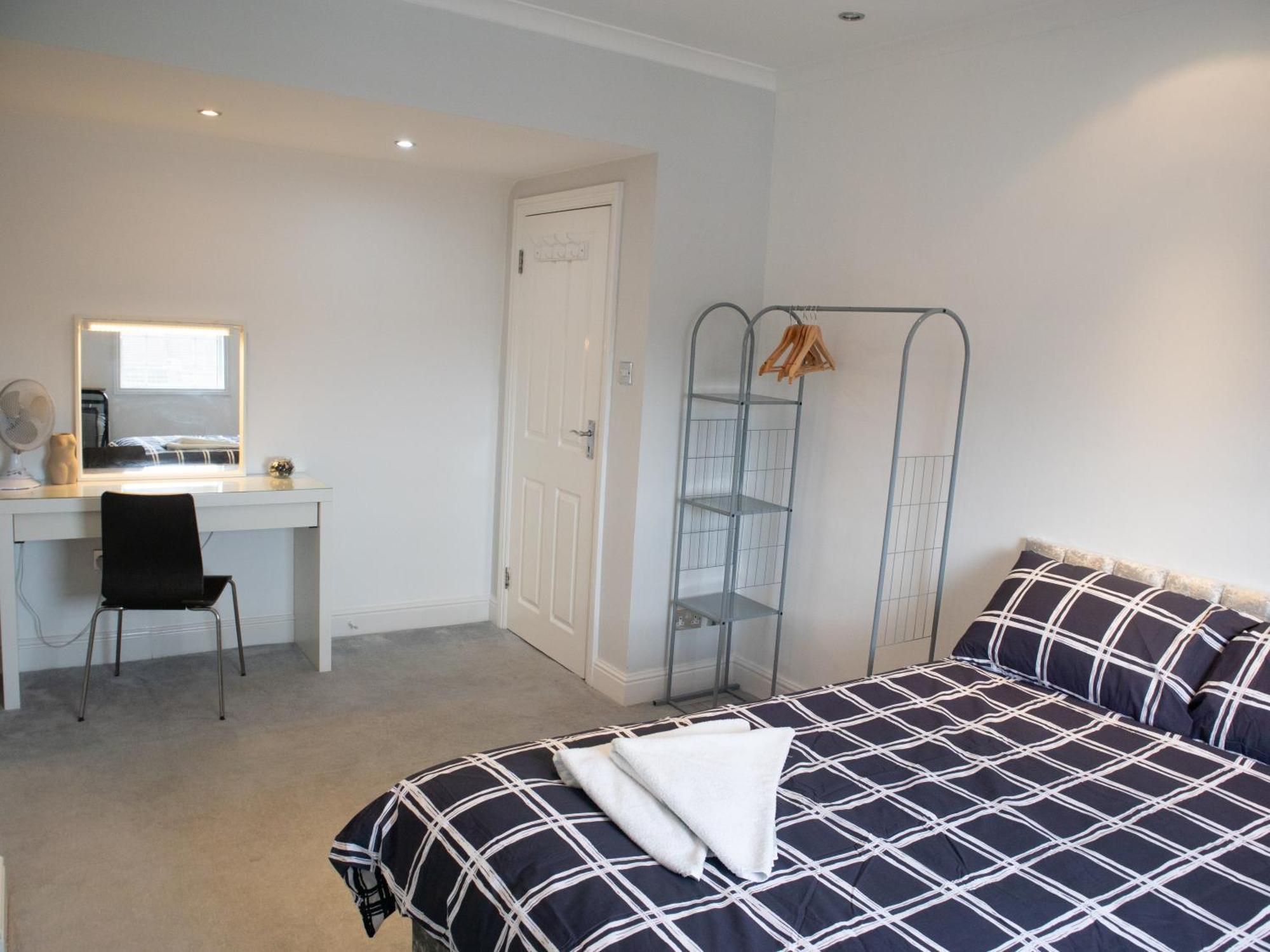 Bright Private Terrace - Free Private Parking - Tv - Wifi - Netflix Apartment Croydon Exterior foto